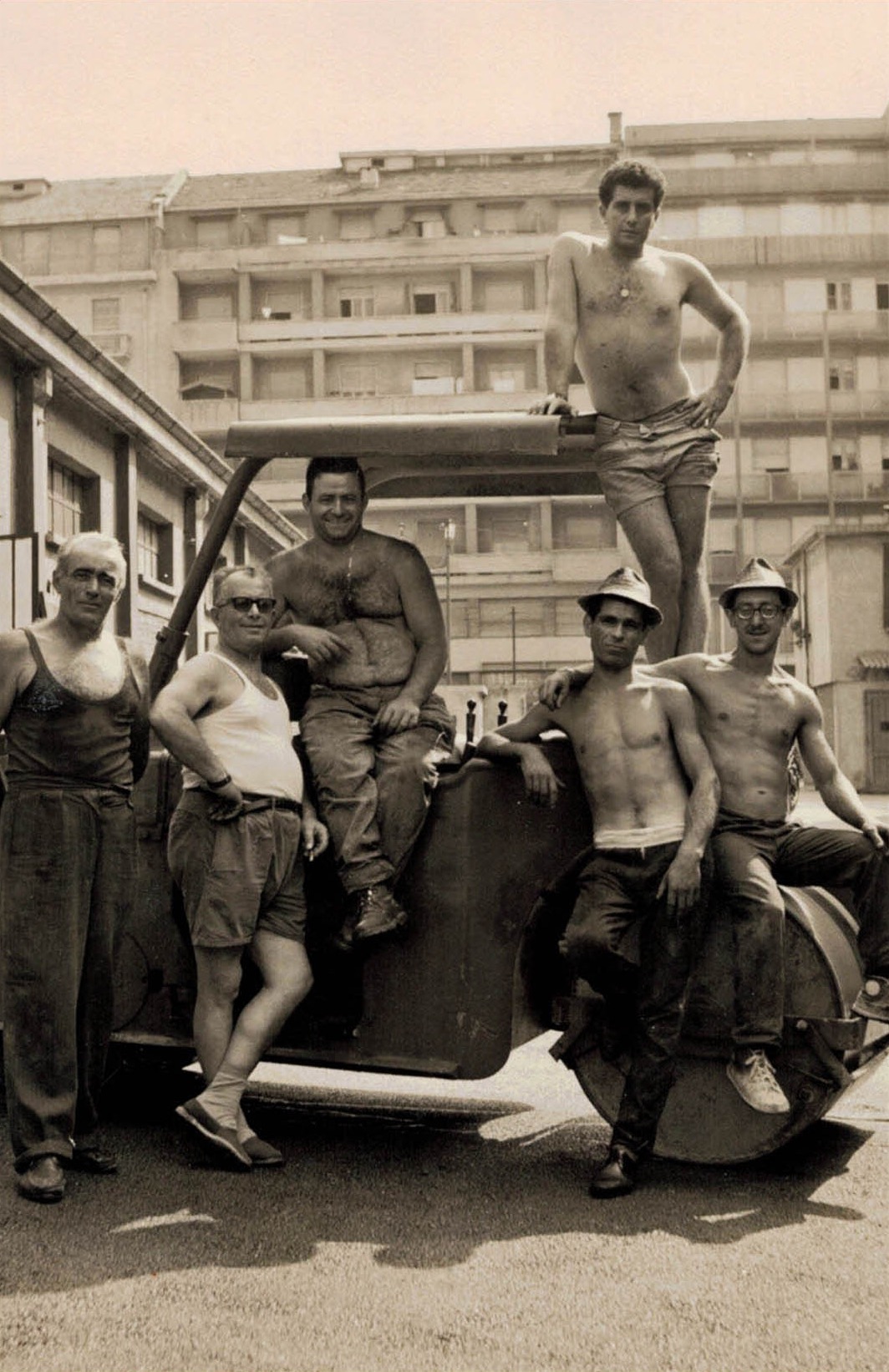 Filippo Giorgio Villa a inizio carriera, con i suoi operai in posa su un rullo compressore, nel 1963