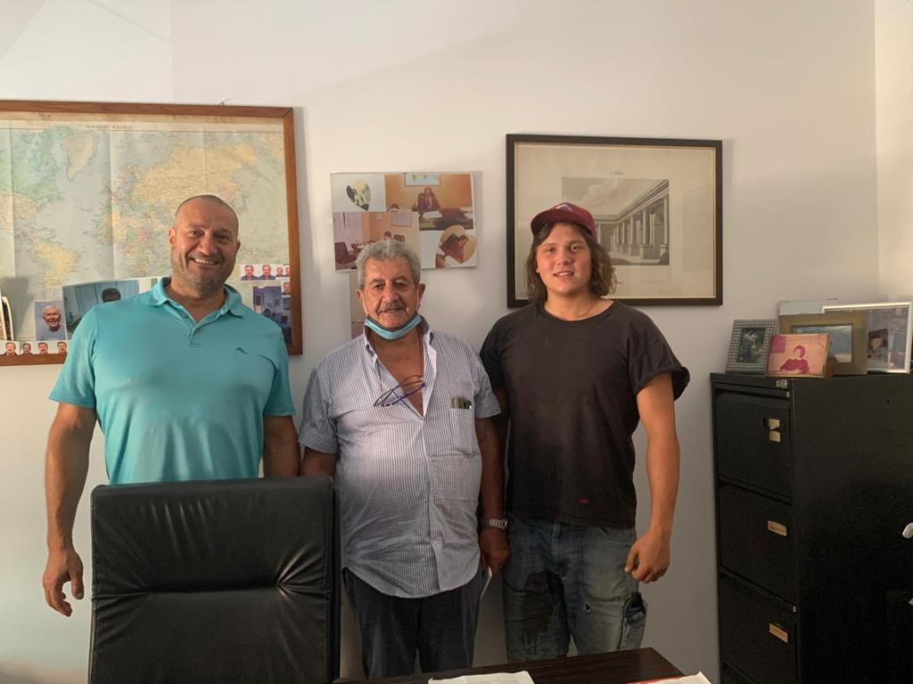 Da sinistra Fabrizio, Filippo Giorgio e Thomas Villa, in piedi nell’ufficio dell’impresa