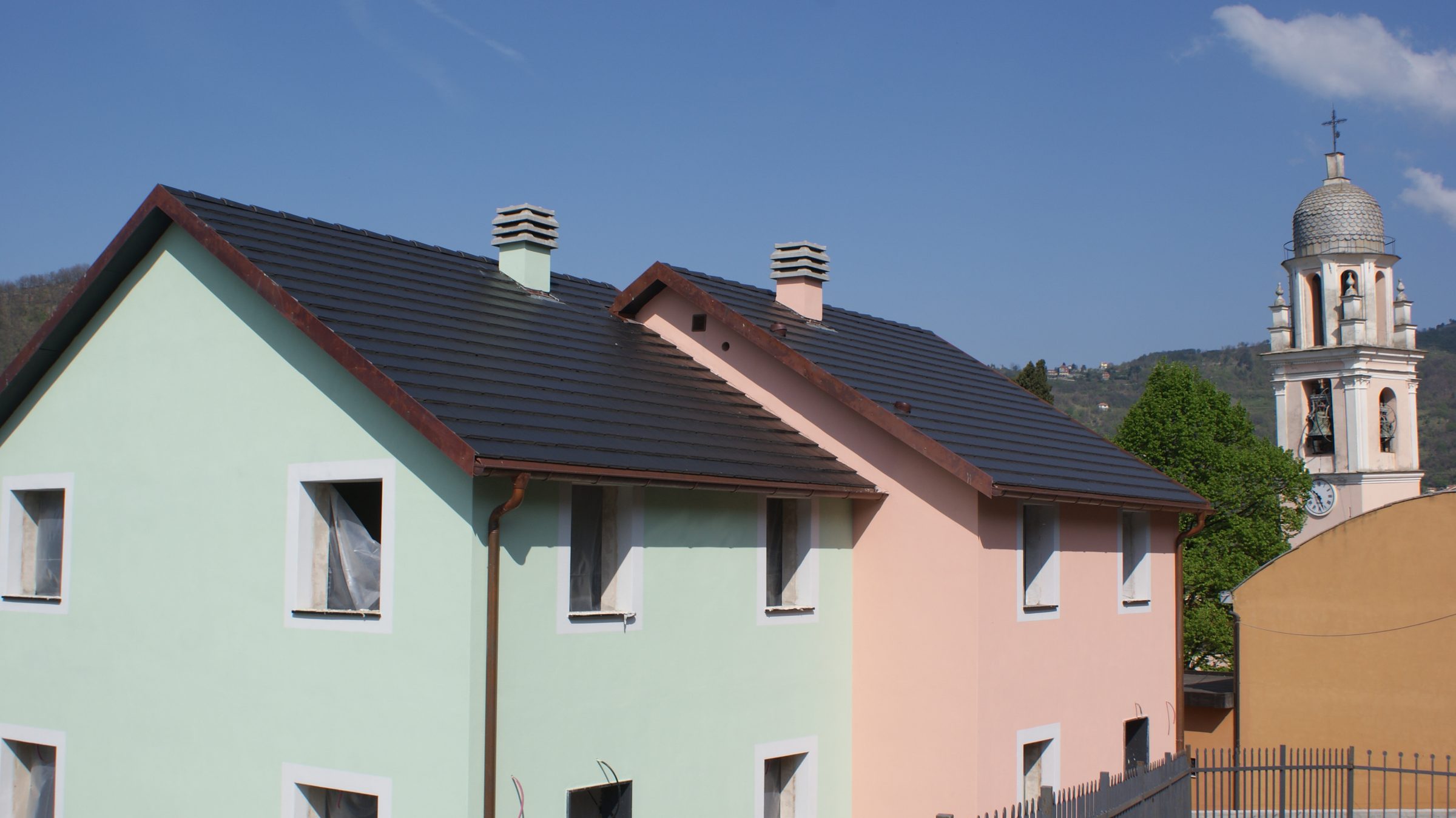 Le sei palazzine dell'Ecoborgo ultimate, con il campanile di Pieve di Bargagli sullo sfondo