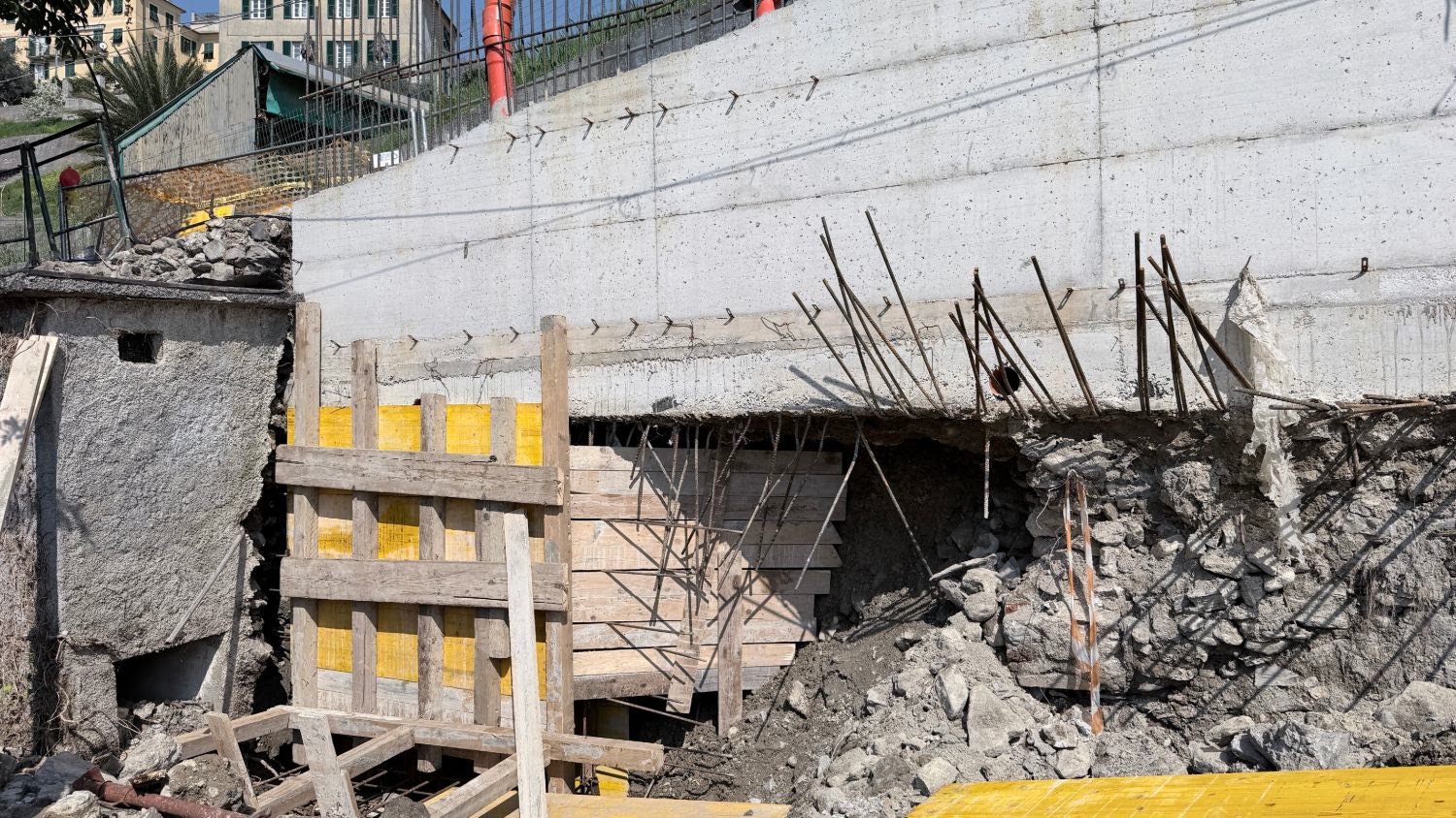 Casseforme in legno e ferri d’armatura per la sottomurazione, sotto il muro appena gettato