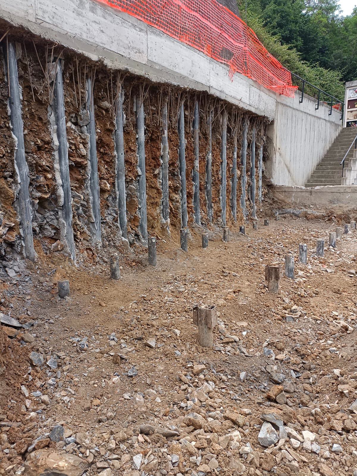 Una fila di micropali sotto il cordolo del muro di monte, scoperti dallo scavo