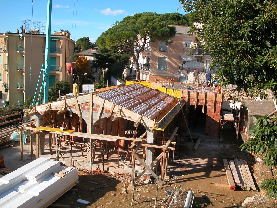 Struttura della copertura di una villetta in costruzione, con casseforme e armature a vista
