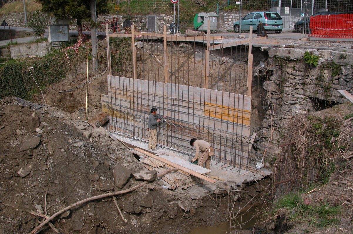 Armatura di un muro di sostegno in cemento armato dentro lo scavo di una scarpata, lungo una strada