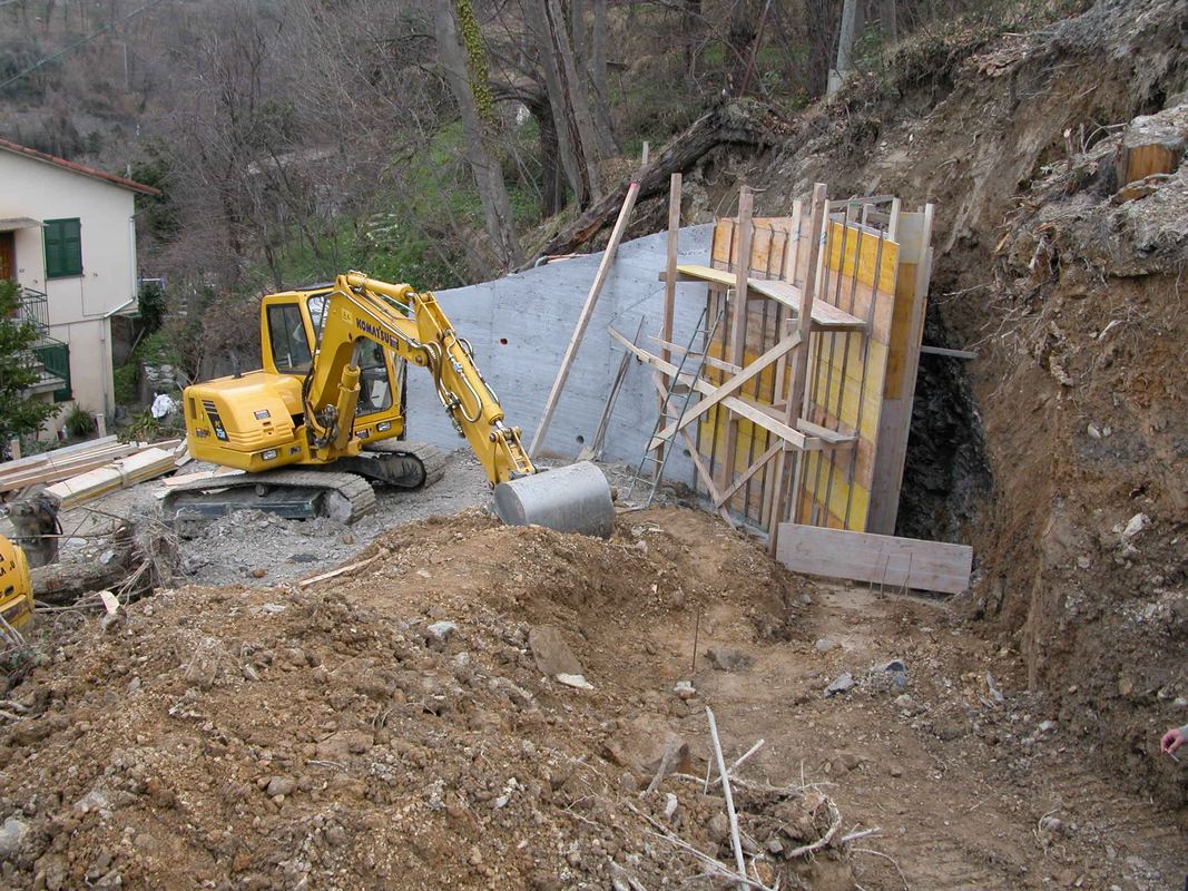 Muro di sostegno in casseforme lungo la nuova strada di collegamento fra le frazioni