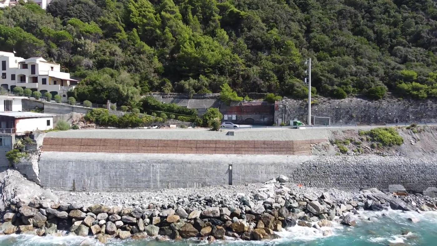 Il tratto di costa di Moneglia dal drone: la scogliera, il muro a mare, la strada e le case sul versante