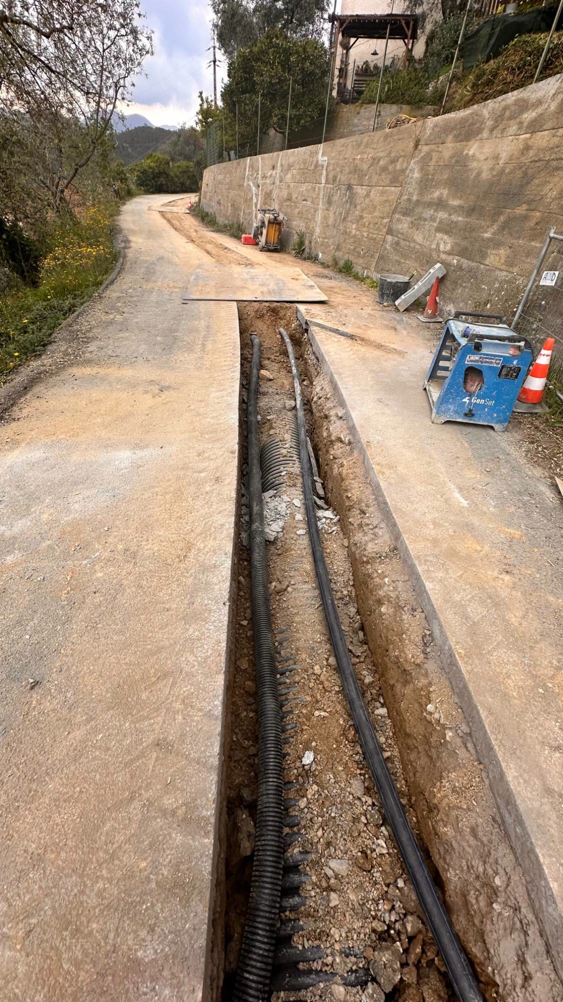 Lo scavo lungo la strada con i tubi della fognatura e dell’acquedotto appena posati